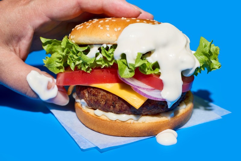 VIDEO Un spaniol a incendiat un local pentru că nu a primit maioneză pentru sendviș. „Sigur nu aveți maioneză?”