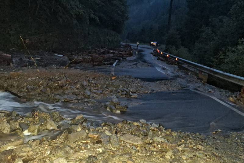 VIDEO Zeci de mașini sunt blocate după o viitură pe Transfăgărăşan