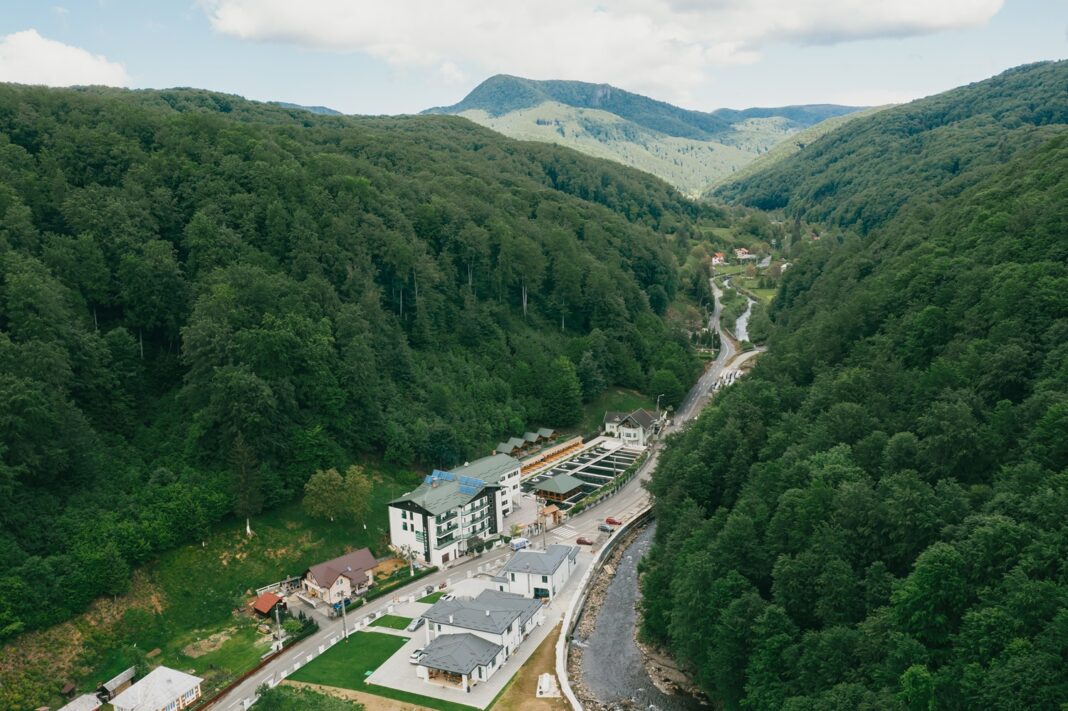 Vedere panoramica din drona cu Lostrita - Pastravarie, Hotel & Spa si imprejurimile