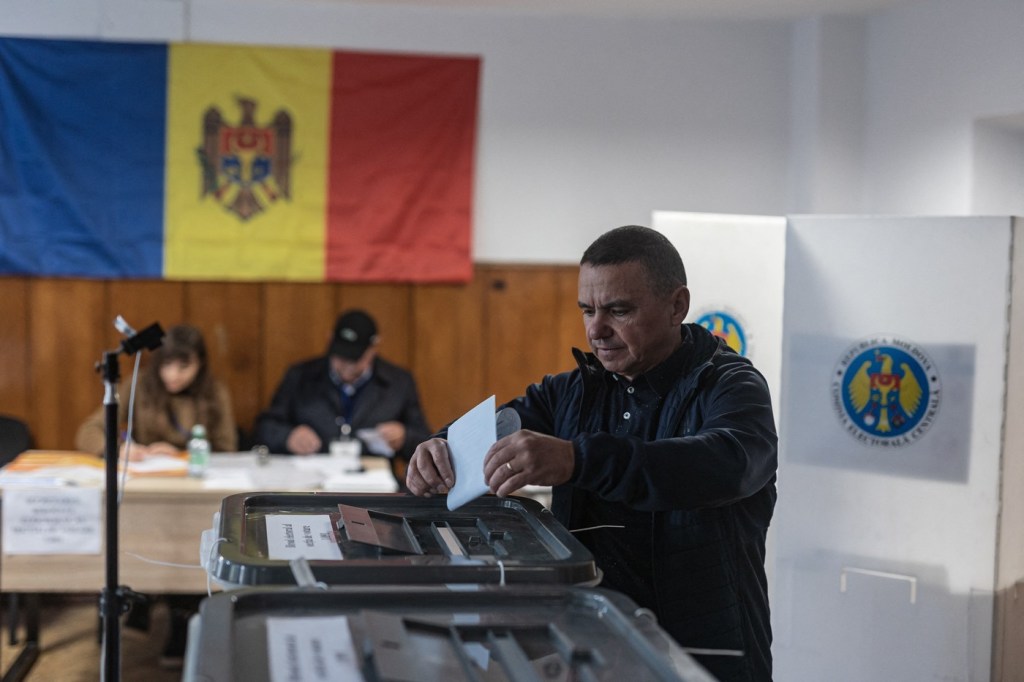 Un cetățean moldovean votează la o secție de votare din Chișinău, 28 septembrie 2025. Foto: Profimedia