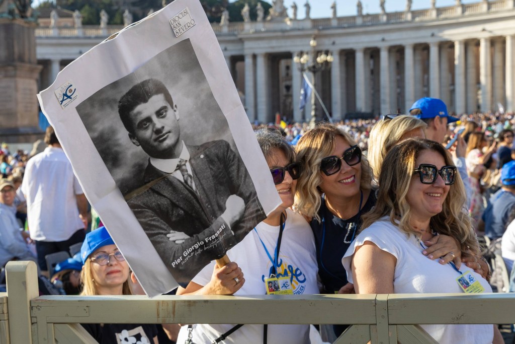 Portretul lui Pier Giorgio Frassati, în timpul slujbei de canonizare. Foto: CLAUDIO ASQUINI / imago stock&people / Profimedia