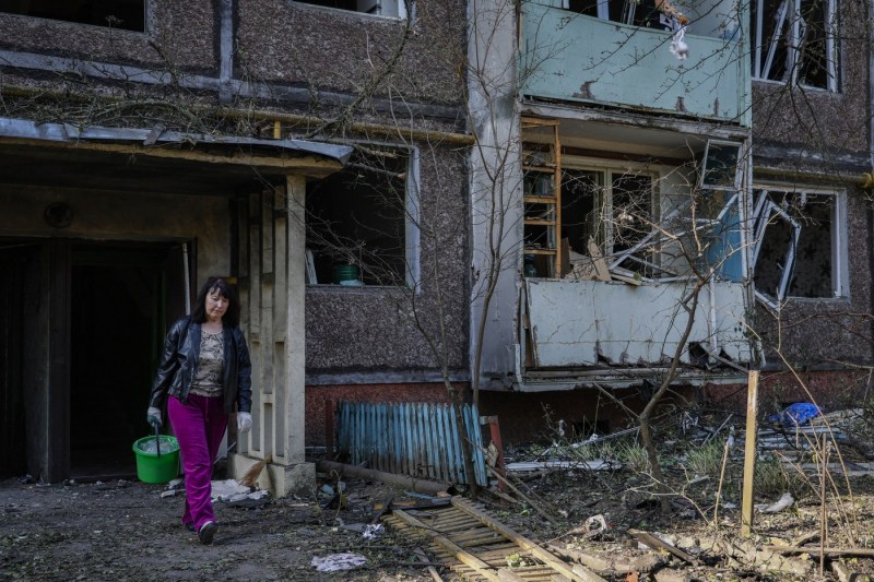 Caz neobișnuit în Ucraina. Rușii au parașutat „bani” deasupra unui oraș din apropierea graniței