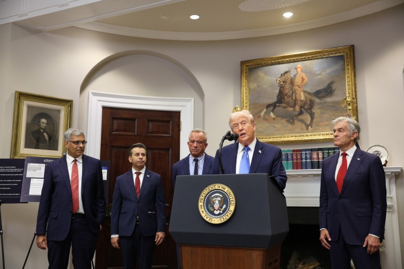 Ce propune Trump, de fapt, pentru tratatea autismului: o formă de acid folic