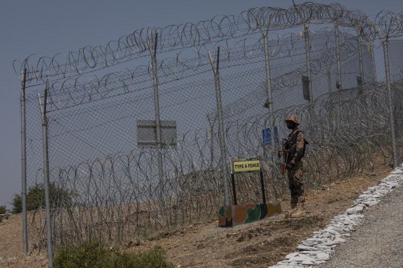 Convoi militar, prins într-o ambuscadă în Pakistan de talibani: Cel puțin 12 soldați au fost uciși, atacatorii au fugit cu armamentul