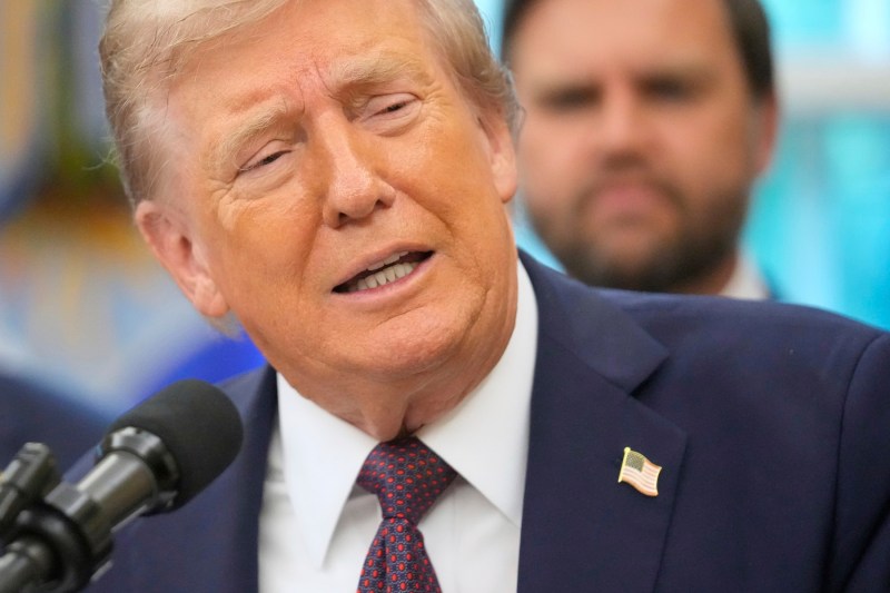 Donald Trump răspunde zvonurilor privind starea sa de sănătate în prima apariție publică după o săptămână: „Fake news”