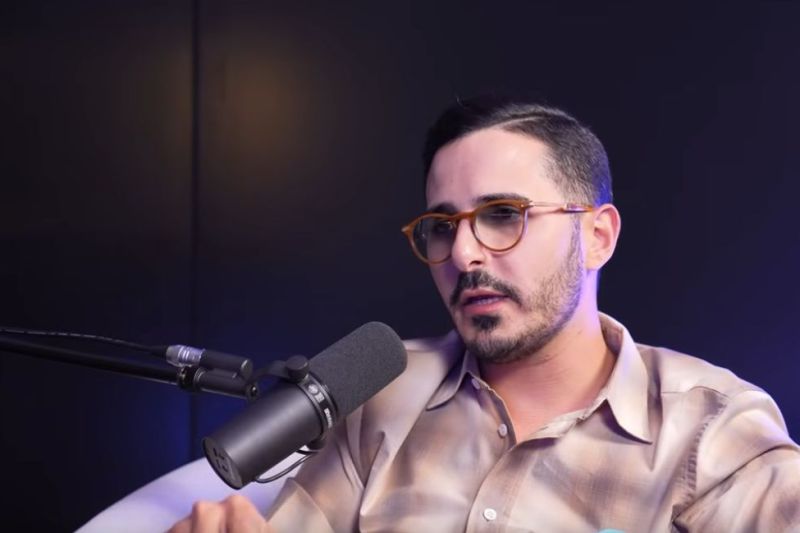 „Escrocul de pe Tinder” a fost reținut de polițiști pe un aeroport internațional la cererea Interpol