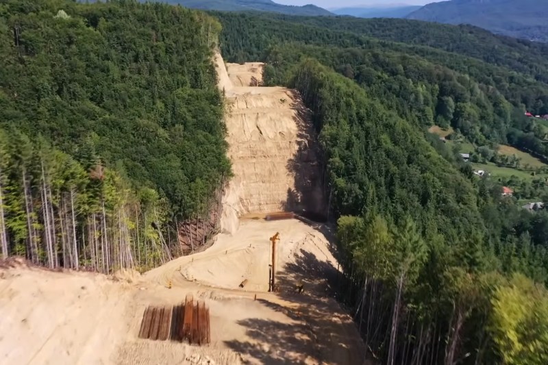 FOTO Cum arată utilajul care va fora cel mai lung tunel al autostrăzii Sibiu – Pitești. Când vor începe lucrările în munte