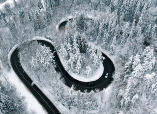 VIDEO Primele ninsori semnificative în România. Drumarii au ieșit să cureţe şosele de zăpadă