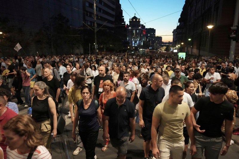 Imagini impresionante din Serbia. Mii de oameni au cerut alegeri anticipate pe străzile Belgradului