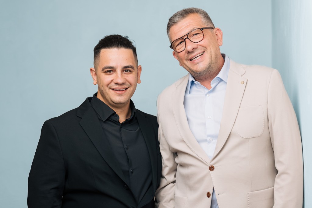 Actorul Iovan Robert și producătorul Tudor Reu. Foto: Chris Nemes / Jaful Secolului Facebook