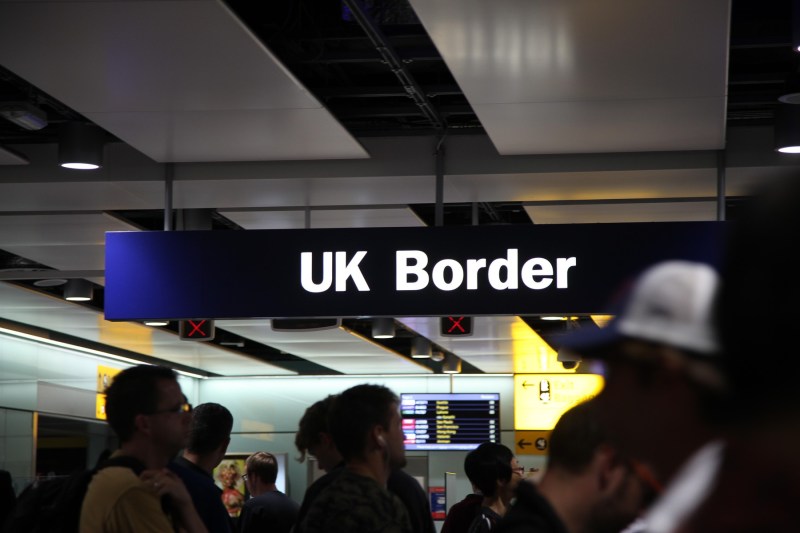 Marea Britanie amenință cu tăierea vizelor pentru țările care nu își primesc migranții înapoi: „Vom lua măsuri”