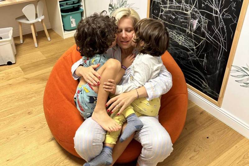 Miruna Ioani, alături de cei doi fii ai săi: Victor (6 ani) și Tudor (9 ani). FOTO: Arhiva familiei