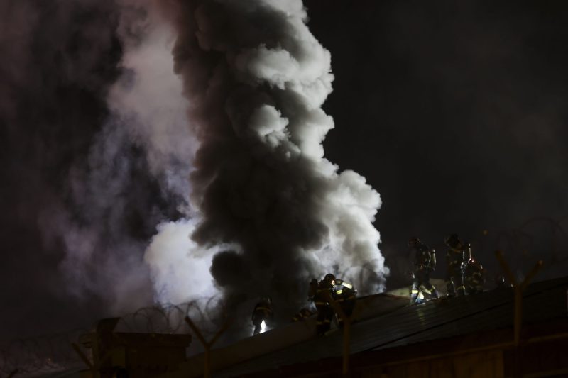 Nivelul de poluare, chiar și de 7 mai mare decât maximul admis în București, în urma incendiului violent. Zona care este acoperită de fum „foarte dens şi toxic”