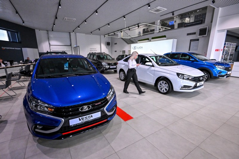 „O furtună aproape perfectă”. Criză pe piața auto din Rusia: showroom-uri închise și falimente