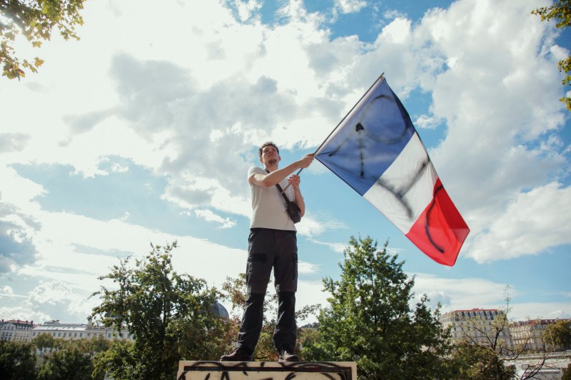 „Oamenii sunt furioși”: Zi de grevă și proteste masive în Franța, prinsă într-o dublă criză