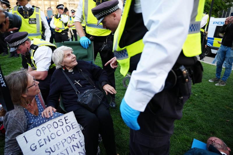 Peste 150 de persoane care au sfidat interzicerea unei grupări pro-Palestina au fost arestate în Londra