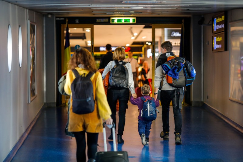 Zilele acestea se vorbește intens despre emigrare. Unele familii sunt deja cu bagajele făcute. FOTO: Shutterstock