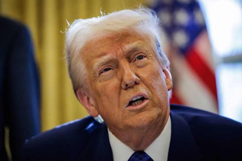 Semnătura lui Donald Trump, pe o felicitare cu aluzii sexuale către Jeffrey Epstein. Fotografia făcută publică de congresmenii democraţi