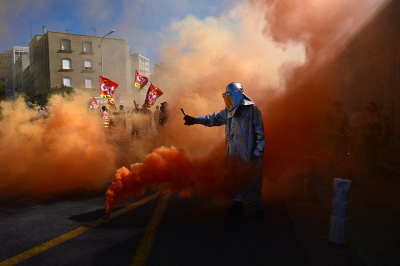 Sindicatele anunță încă o zi de grevă și proteste în Franța, punând presiune pe noul premier