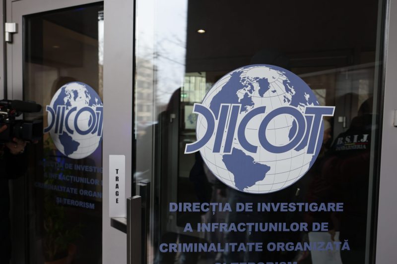 Tânărul de 17 ani acuzat că a trimis sute de mesaje de amenințare către școli și spitale, reținut de DIICOT. Procurorii spun alături de cine a acționat