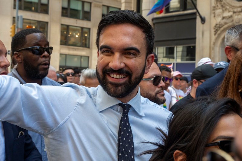 Trump îi reproșează guvernatoarei statului New York sprijinul pentru „micul comunist” Zohran Mamdani