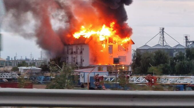 VIDEO Arde un hotel din Prahova / Cinci persoane se aflau în clădirea care a luat foc. Două sunt dispărute