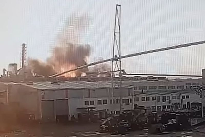 VIDEO Momentul exploziei fabricii din Sebeș. Clădirea, cuprinsă de flăcări uriașe și un nor gros de fum