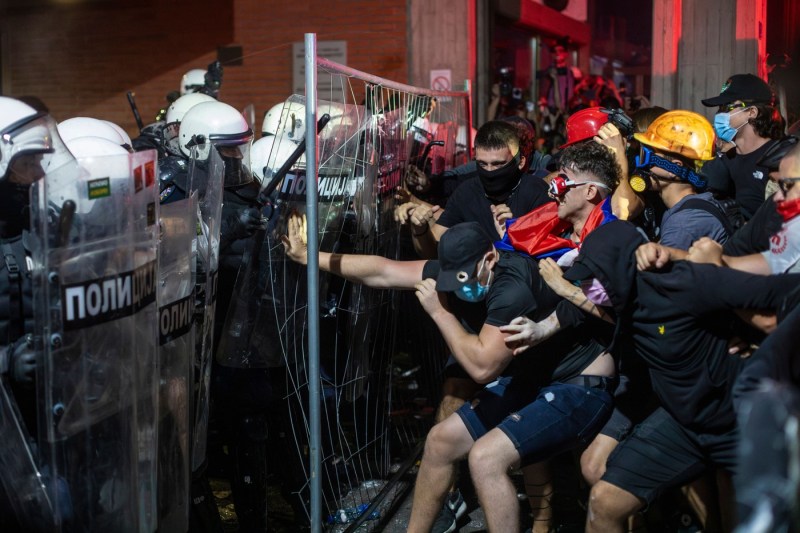 Zeci de persoane reținute după manifestația împotriva președintelui Aleksandar Vucic. „Ameninţă stabilitatea şi securitatea Serbiei”