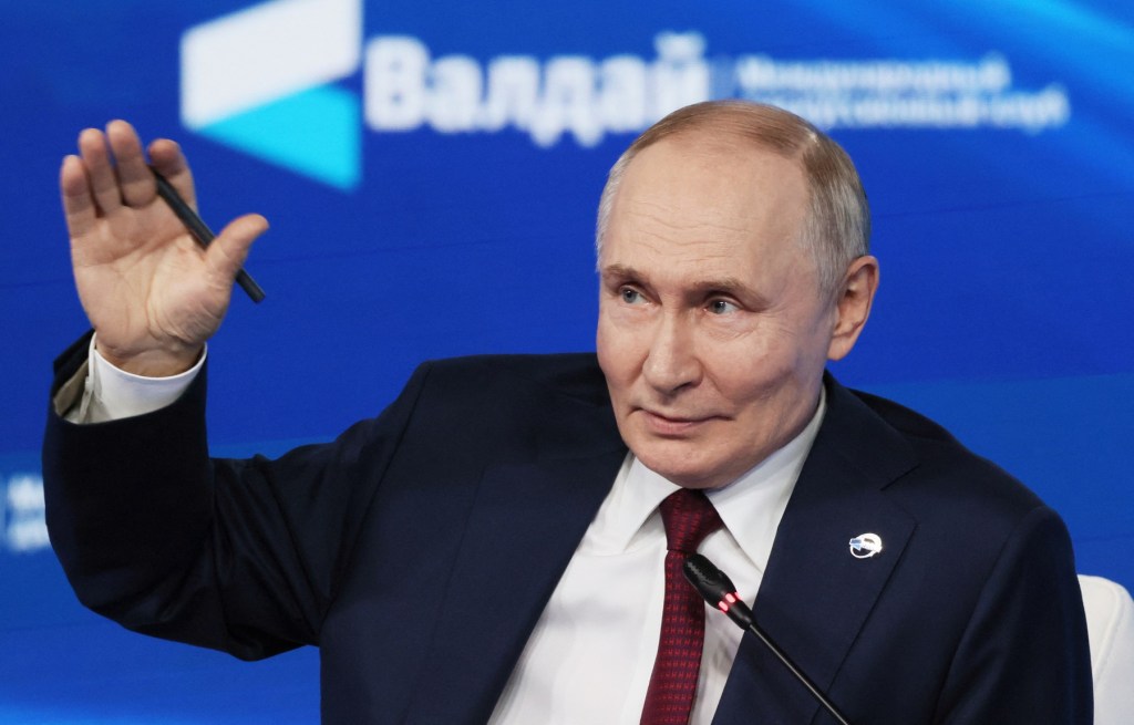 Președintele rus Vladimir Putin participă la reuniunea Clubului de Discuții Valdai de la Soci, pe 2 octombrie 2025. FOTO: Mikhail METZEL / AFP / Profimedia