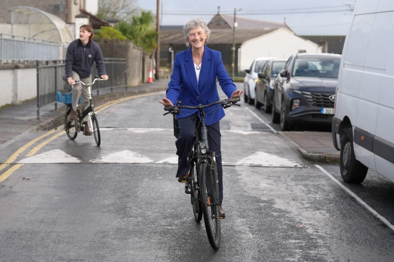 Candidata stângii radicale devine președinte al Irlandei. Catherine Connolly critică reînarmarea Europei