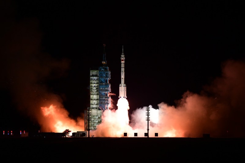 China a trimis în spațiu cel mai tânăr astronaut al său și patru șoareci. Echipajul Shenzhou-21 are în plan 27 de proiecte
