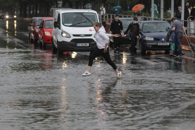 Datele exacte despre ploaia din București. Ce au spus și ce s-a întâmplat