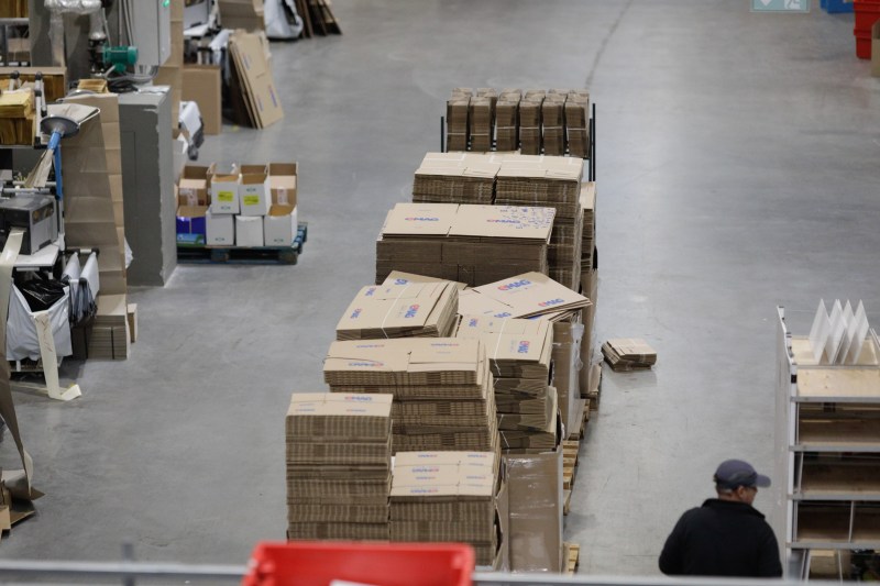 Doi tineri, reținuți după ce au furat produsele pe care ei le-au comandat online. Unul s-a angajat livrator pentru a duce la capăt planul