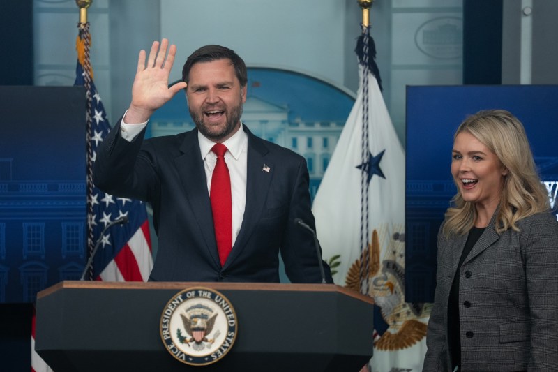 După o critică venită de la Papa Leon, Casa Albă aruncă vina pe administrația lui Biden, iar JD Vance îi blamează pe „străinii” care se prezintă la urgențe