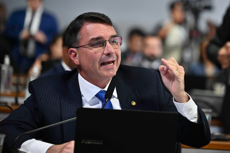 Fiul fostului președinte Bolsonaro sugerează că SUA ar trebui să atace ambarcațiuni și în Brazilia. Mesajul senatorului către secretarul american de război