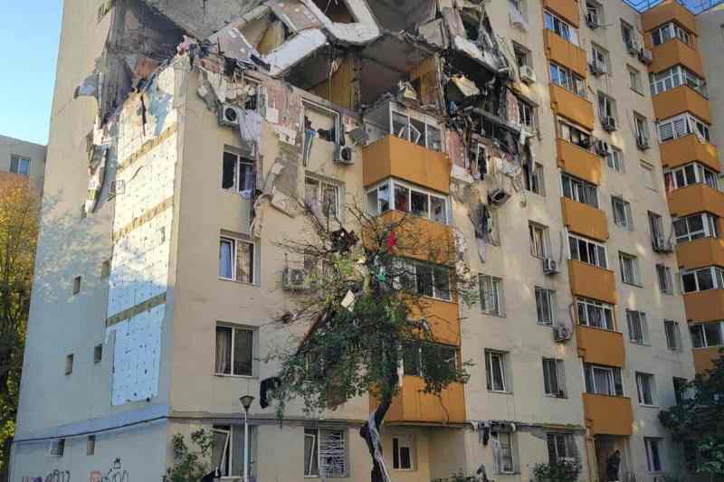FOTO VIDEO Imagini cu blocul din Rahova care a fost afectat de explozie / Mai multe apartamente au fost complet distruse