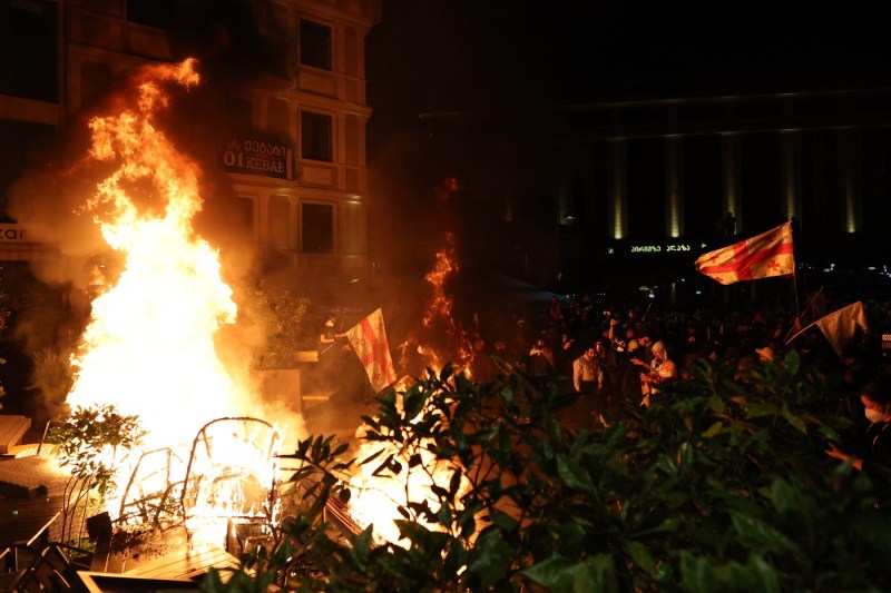 FOTO VIDEO Proteste violente în Georgia. Manifestanții au încercat să intre în palatul prezidențial din Tbilisi /  Forţele de ordine au ripostat cu tunuri cu apă
