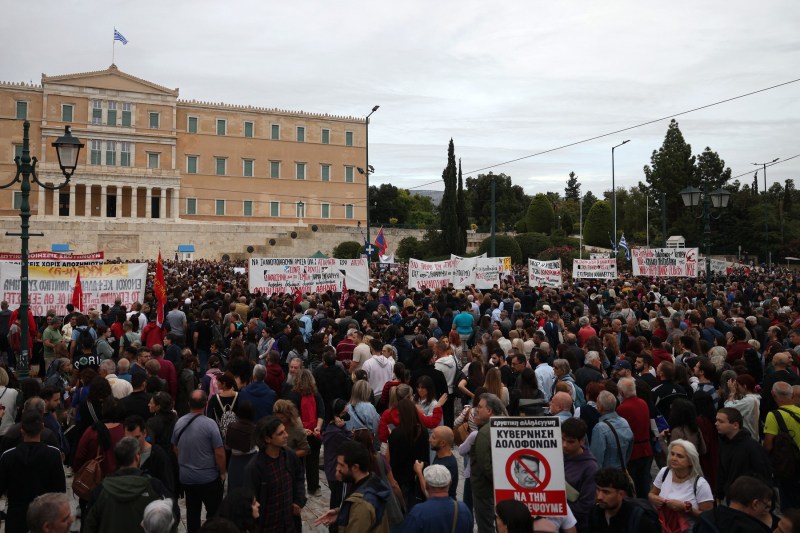 Grecia a adoptat legea care permite ziua de muncă de 13 ore, în pofida protestelor din stradă: „După criză, ne așteptam la o revenire la normalitate”