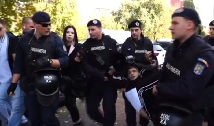 Îmbrânceli între jandarmi și susținătorii lui Călin Georgescu în fața Tribunalului București. Două persoane, ridicate – VIDEO