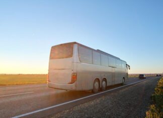 Vrei sa organizezi deplasarea unui grup? Iata cum alegi o firma de incredere pentru inchirieri autocare si microbuze