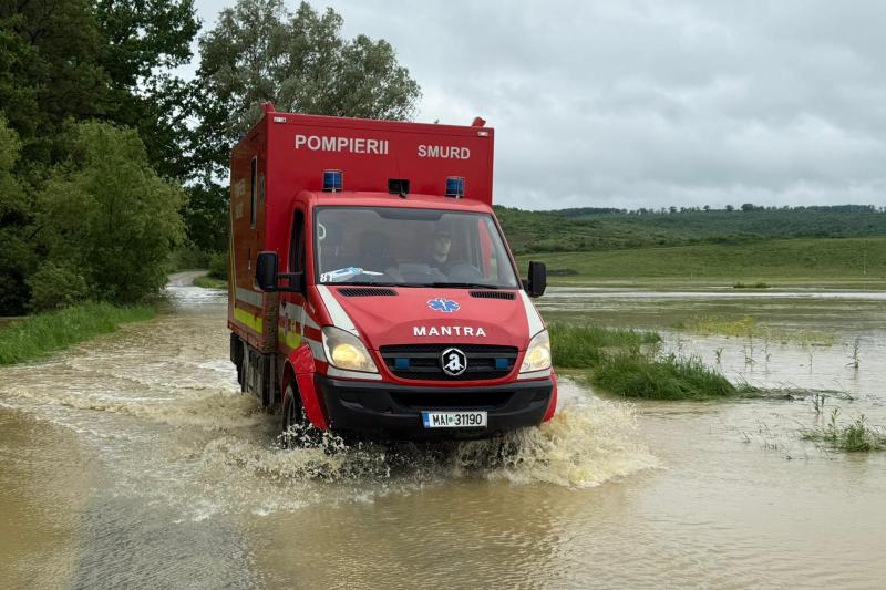 Mașină luată de viitură în Constanța. O persoană, blocată pe capotă