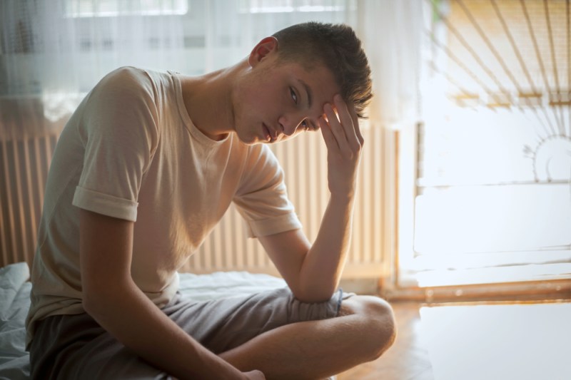 Un adolescent obosit nu e leneș, ci adesea doar în contratimp cu propriul ceas biologic. Are nevoie de mai mult somn – nu de mai multă presiune. Doar 15 minute în plus poate schimba totul. FOTO: Shutterstock