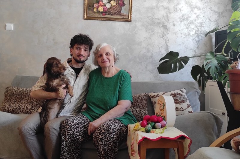 Vlad, alături de Maria, femeia care i-a arătat ce înseamnă o familie. Privirea ei blândă i-a schimbat destinul. FOTO: Arhiva personală