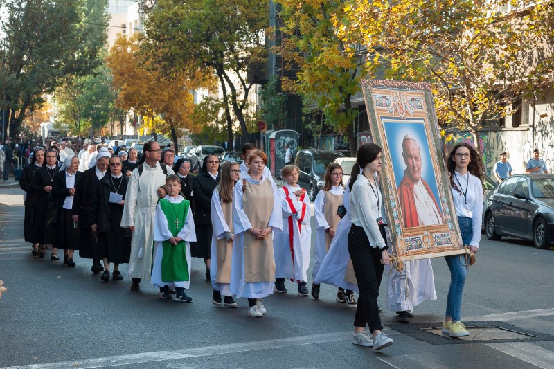 Procesiune în cinstea Sfântului Papă Ioan Paul al II-lea, azi, pe străzile Capitalei. Traficul va fi restricționat