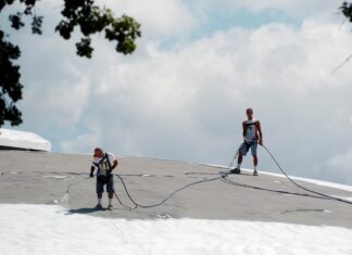 Cercetătorii au creat o vopsea pentru acoperiș care reduce temperatura cu până la 6 grade Celsius în zilele caniculare