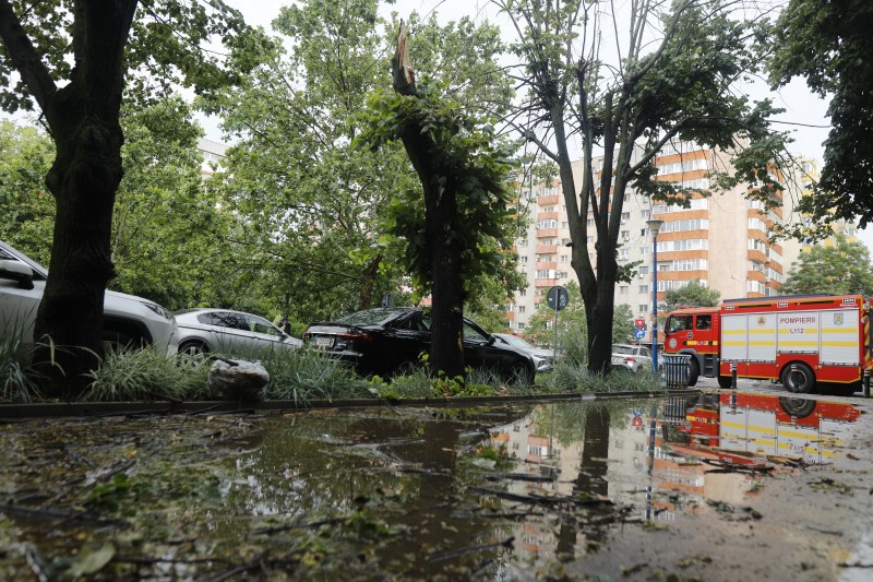 Situația în țară după 48 de ore de ploi și vijelii. Pompierii au intervenit în zeci de localități / Persoane evacuate preventiv și un drum închis în județul Constanța