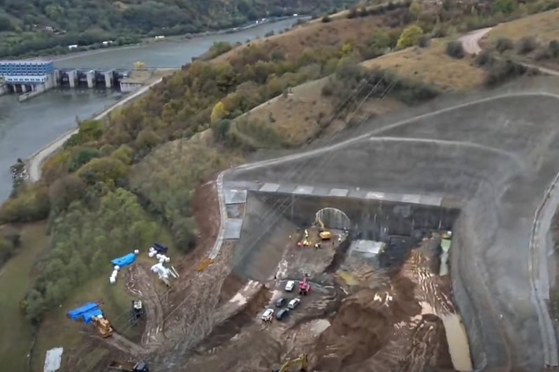 VIDEO A început excavarea unui nou tunel de pe autostrada A1 Sibiu – Pitești: Va fi folosit și explozibil pentru a săpa în zona cu rocă dură