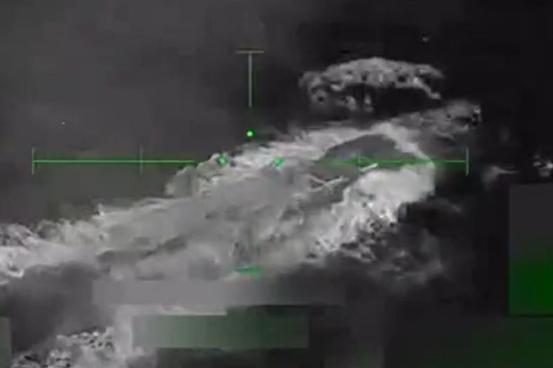 VIDEO Imagini cu distrugerea unui „submarin foarte mare care transporta droguri” spre SUA, publicate de Trump / „Am avut marea onoare de a-l distruge”