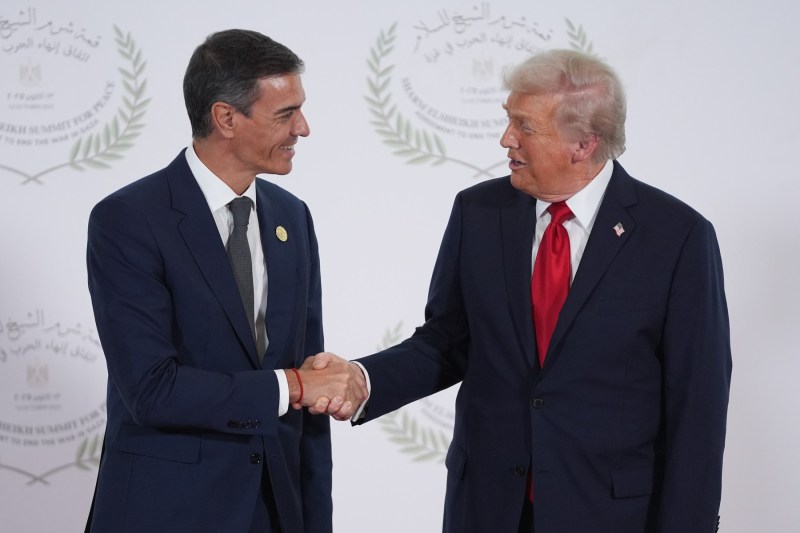 VIDEO „Lucrați cu el la PIB?”. Gluma lui Trump față de premierul Sanchez, la care liderii veniți la summitul din Egipt s-au abținut să râdă