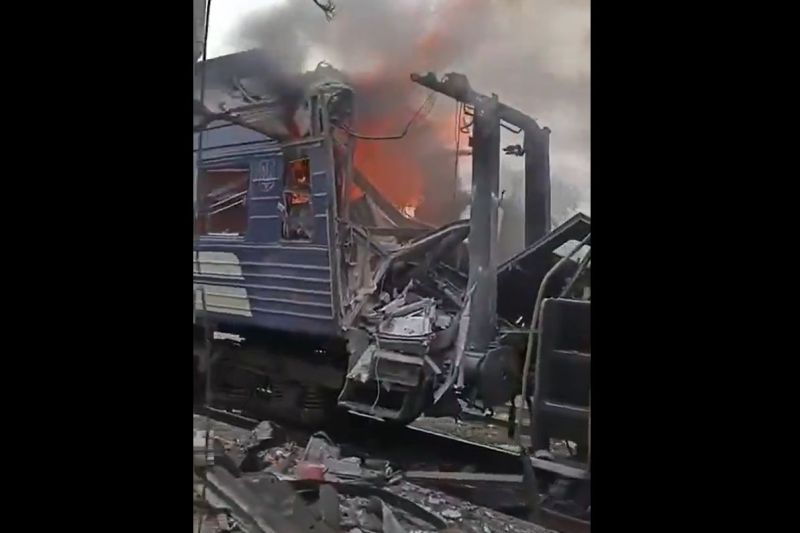 VIDEO Rușii au atacat o gară din Ucraina și au lovit un tren de pasageri. Aproximativ 30 de răniți, anunță Zelenski